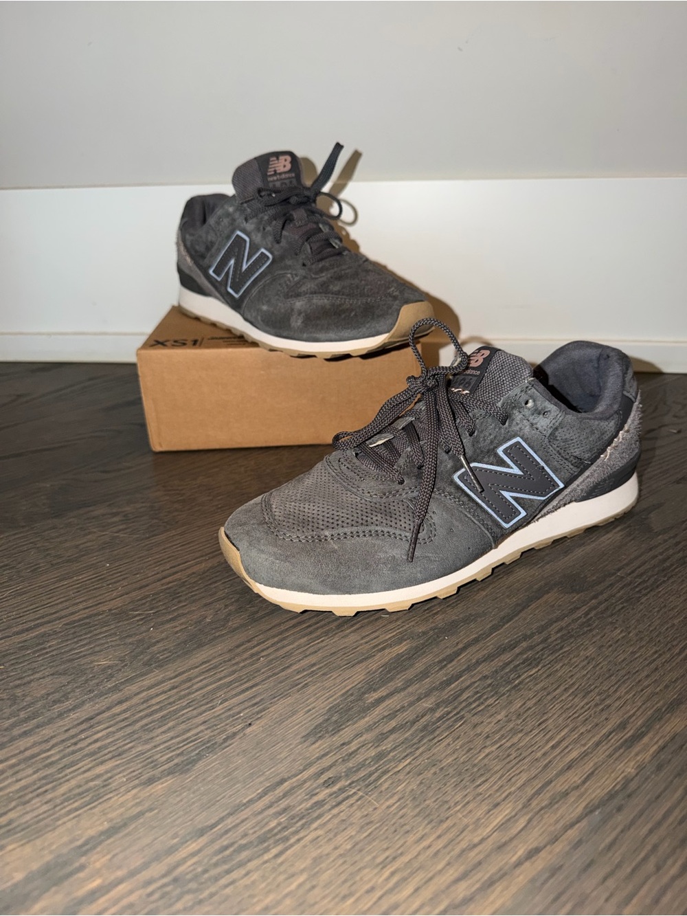 🔥New Balance 696 Womens 9 Grey Suede Low Top Sneakers XWL696BY